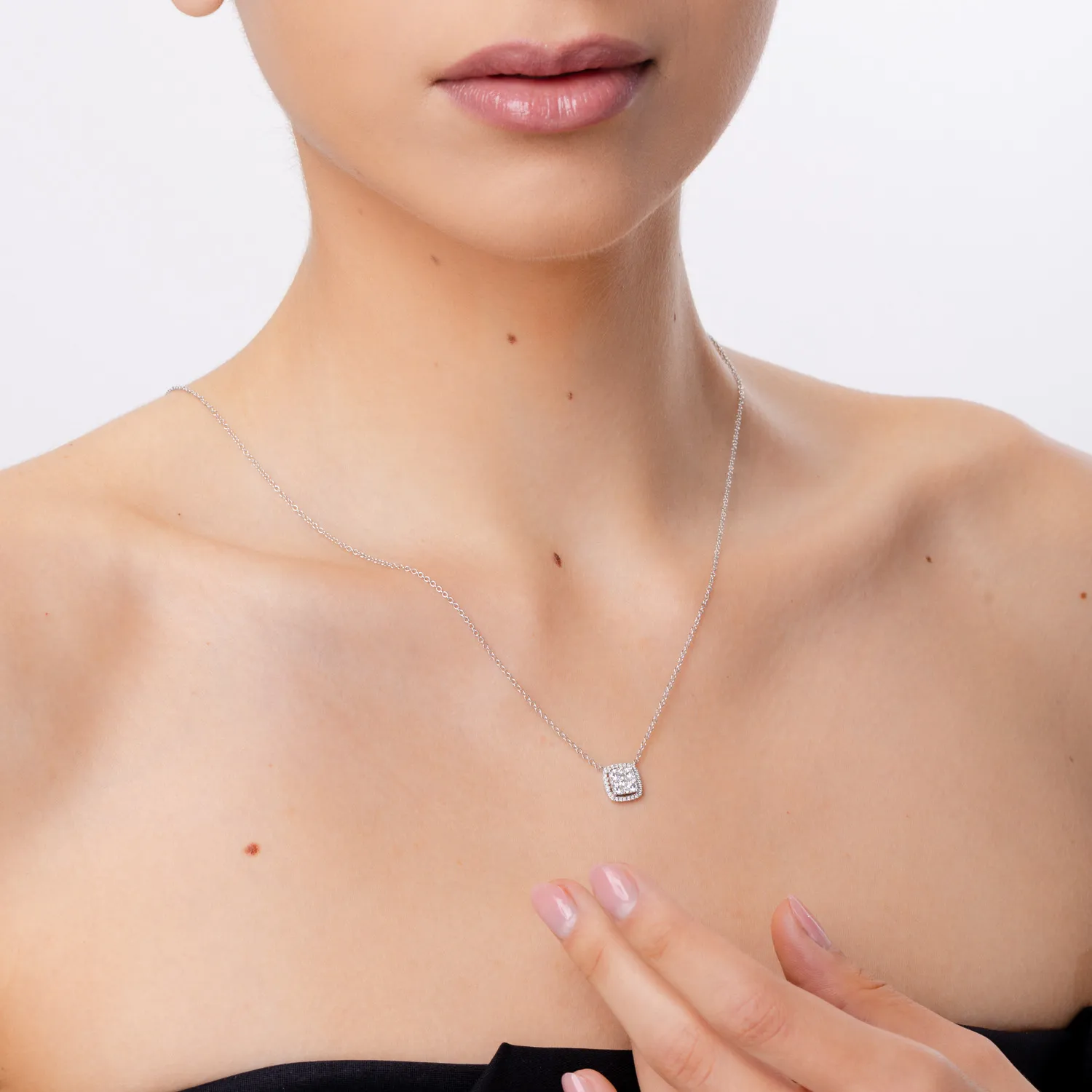 Wisiorek z 18K białego złota z diamentami o masie 0.48ct