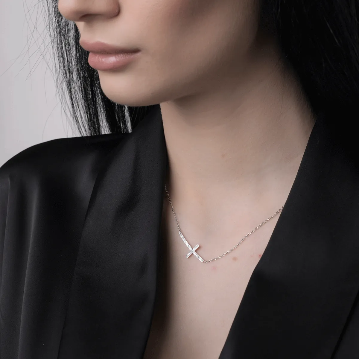 Nyaklánc kereszt medállal 18K-os fehér aranyból 0,11ct gyémánttal