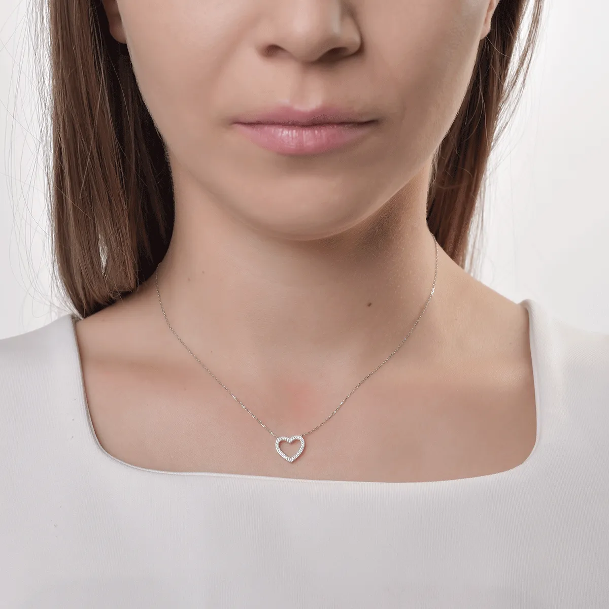 Lant cu pandantiv inimioara din aur alb cu diamante de 0.075ct