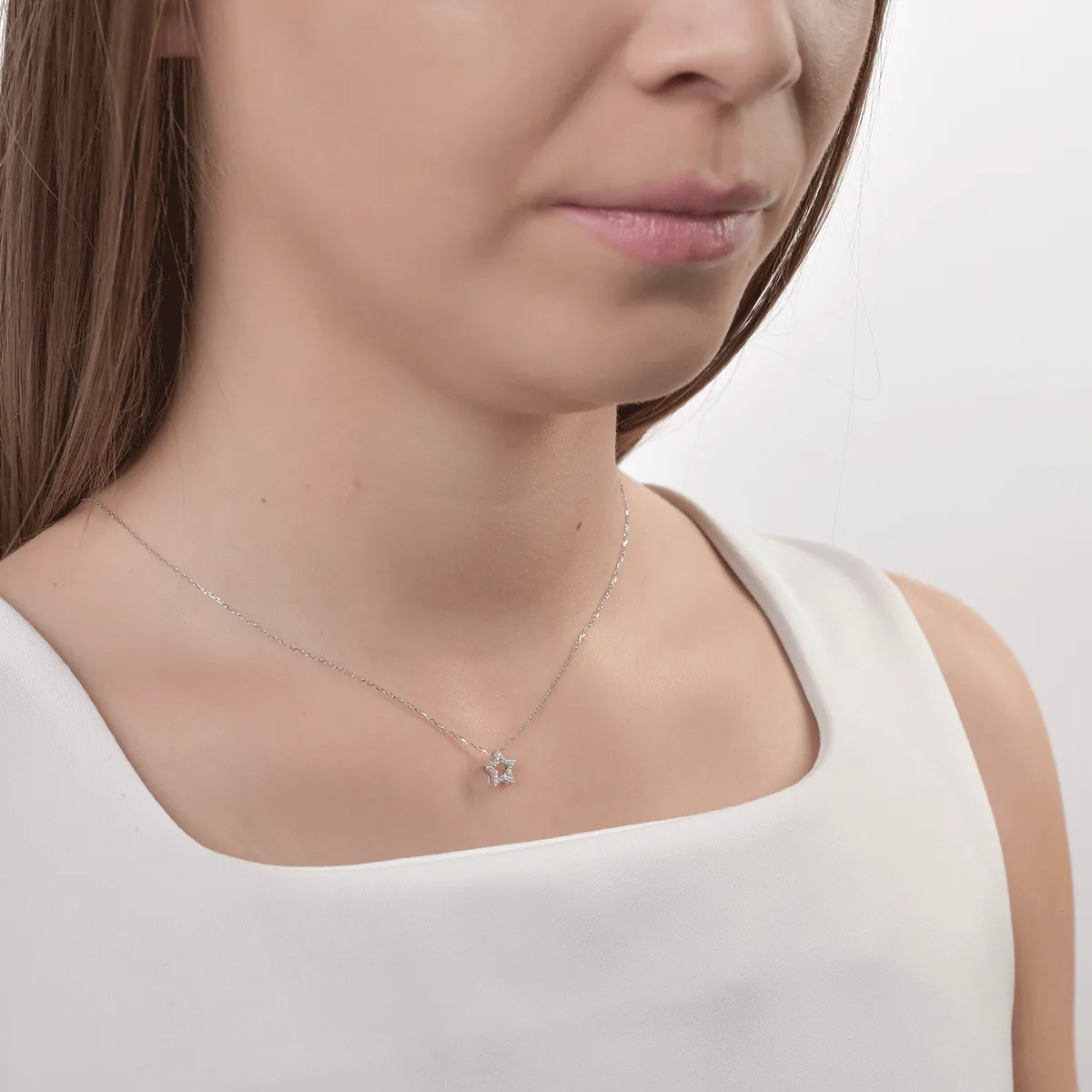 Колие с висулка от бяло злато 18K с диаманти 0.06ct