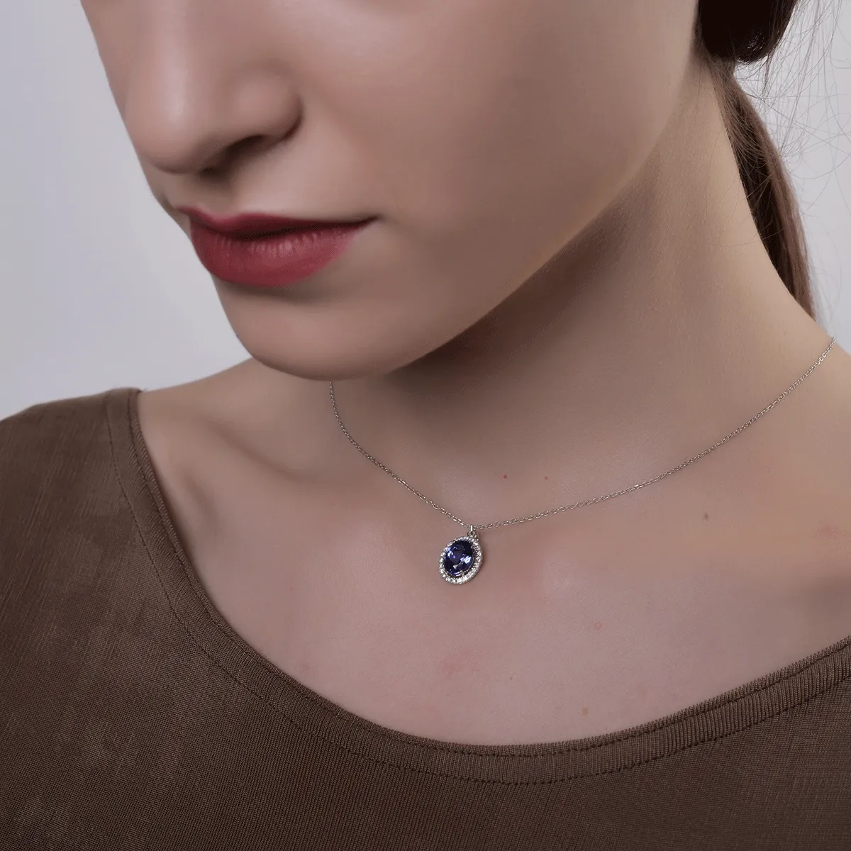 Medál 18K-os fehér aranyból 1.88ct tanzanittal és 0.15ct gyémánttal
