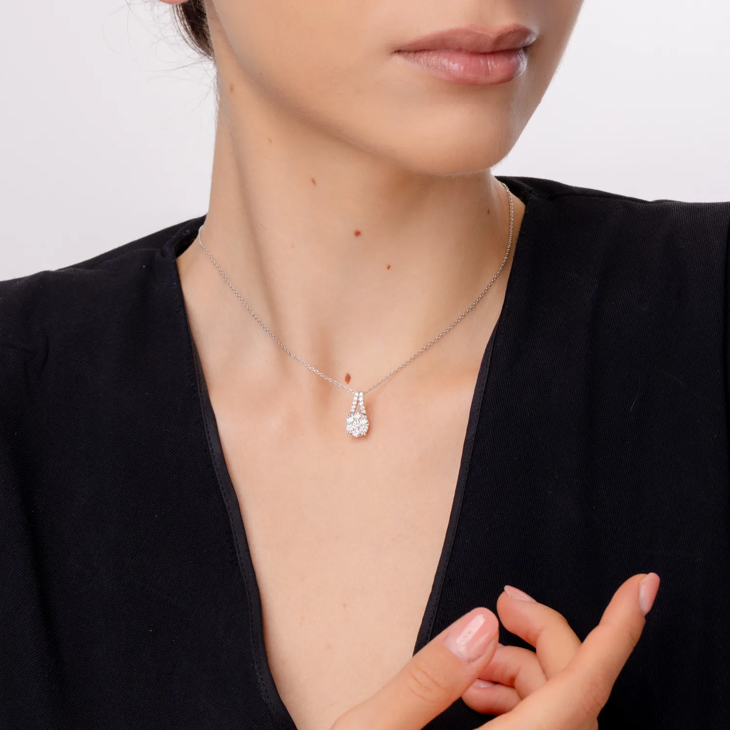 Wisiorek z 18K białego złota z diamentami 0.75kr