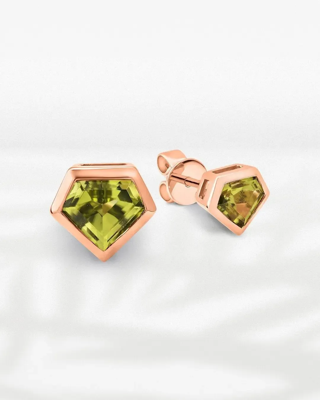 Pietrele lunii august: peridot, spinel și sardonix