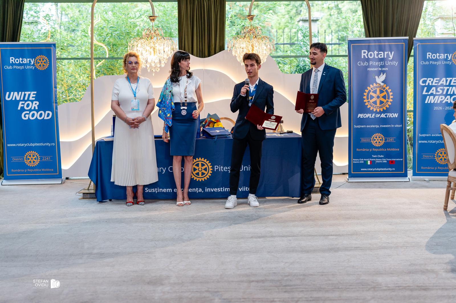Ștefan Cristian Dore la Balul Rotary, unde a fost anunțată bursa oferită de Fundația TEILOR
