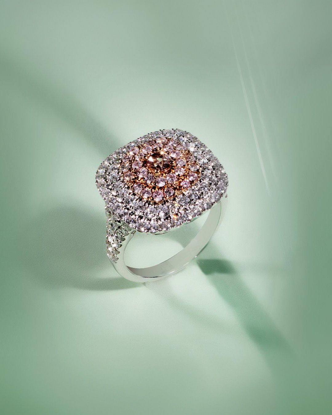 Diamantul roz | Piatra prețioasă rară din colecția TEILOR